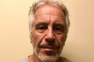 Epstein, de 66 años y acusado de crear una red de tráfico sexual de menores hace una década en sus mansiones de Nueva York y Florida, apareció ahorcado el 10 de agosto dentro de su celda. (ARCHIVO)