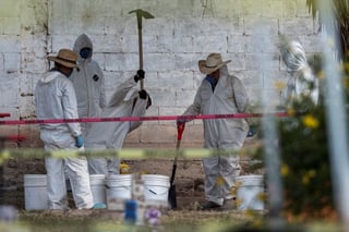En la exhumación de cuerpos del panteón La Paz participan especialistas y observadores.