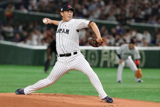 El pitcher japonés Shun Yamaguchi lanza ante Corea del Sur en la final del torneo Premier 12 en Tokio. (AP)