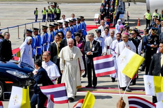 Comienza una histórica visita de tres días que supone el primer viaje en 35 años de un sumo pontífice a Tailandia. (EFE)