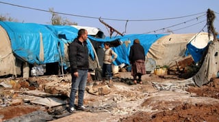 Al menos 15 civiles, entre ellos seis niños, murieron hoy en un ataque de las fuerzas sirias a un campo de desplazados de Qah. (ARCHIVO)
