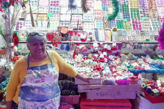 Juana García tiene 58 años de edad y vende todos los adornos tradicionales, así como lo necesario para las posadas de los clientes. (FERNANDO GONZÁLEZ)