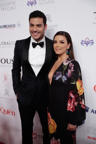En gala de evento. La actriz Eva Longoria presumió su amistad con el cantante mexicano Carlos Rivera. (AGENCIAS) 