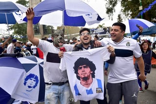 Los aficionados se reunieron frente al estadio del club para exigir a su dirigencia postergue las elecciones de presidente. (ARCHIVO) 