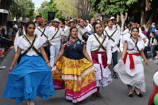 Los jóvenes se caracterizaron con vestuarios de la época de la Revolución Mexicana y presentaron números musicales ante todos los asistentes, que aplaudían mientras avanzaban los contingentes. Las adelitas y soldaderas no podía faltar en la celebración. (EL SIGLO DE TORREÓN)