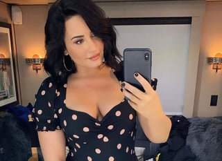 Demi Lovato sorprendió a sus seguidores de Instagram al postear una fotografía de ella posando frente al espejo y un video tocando un abultado vientre. (INSTAGRAM)