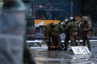 Amnistía Internacional (AI) denunció hoy que las fuerzas de seguridad chilenas, militares y carabineros, han realizado “ataques generalizados usando la fuerza de manera innecesaria' contra los manifestantes. (ARCHIVO) 