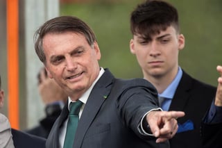 El presidente brasileño, Jair Bolsonaro, participó este jueves en un acto con parlamentarios, frente a los que presentó las bases del nuevo partido que idealiza. (EFE) 