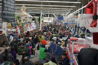 Miles de laguneros aprovecharon los descuentos del Buen Fin para anticipar sus compras con motivo de las fiestas navideñas. (JOEL MENDOZA)