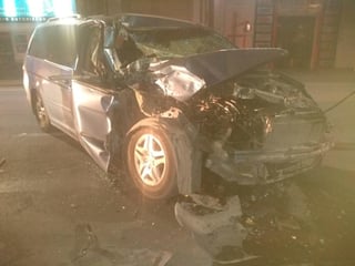 El accidente ocurrió alrededor de las tres horas de la madrugada de este viernes sobre la calzada Cuauhtémoc y avenida 6 de Octubre, frente a la finca marcada con el número 965 dentro del sector Centro de Torreón.
(EL SIGLO DE TORREÓN)