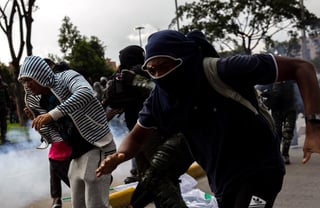 El rezago de las protestas de ayer en Colombia contra las políticas del Gobierno del presidente Iván Duque, en las que hubo brotes de violencia en varias ciudades, generó este viernes nuevos disturbios. (ARCHIVO) 