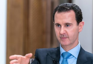 Un juez español procesó a Rifaat al Asad, tío del presidente sirio, Bachar al Asad, y varios familiares por blanquear supuestamente más de 663 millones de dólares sustraídos 'ilícitamente' de Siria. (ARCHIVO)
