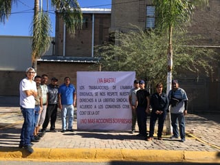 Trabajadores de Linamar se manifestaron en la Junta Local de Conciliación y Arbitraje (JLCA) de Gómez Palacio, pues demandan un cambio en su representación sindical. (FABIOLA P. CANEDO)