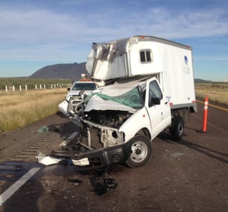 Dos personas resultaron lesionadas luego de que el vehículo en el que viajaban se impactó contra un tráiler en las instalaciones de la comunidad de Bermejillo, perteneciente al municipio de Mapimí, Durango. (EL SIGLO DE TORREÓN)