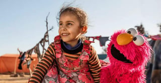 La organización Sesame Workshop y el Comité Internacional de Rescate han unido fuerzas para producir Ahlan Simsim, la versión árabe de Plaza Sésamo, que pretende ayudar a niños refugiados sirios. (ESPECIAL)