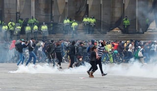 Los ciudadanos, en su mayoría estudiantes, estaban golpeando sus cacerolas cuando miembros del Escuadrón Móvil Antidisturbios (ESMAD) les arrojaron gases lacrimógenos y la protesta se dispersó. (EFE)
