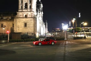 Rodaje. El perímetro del Zócalo capitalino se convirtió en una avenida en la que un Ferrari rojo intentaba escapar patrullas. (AGENCIAS) 