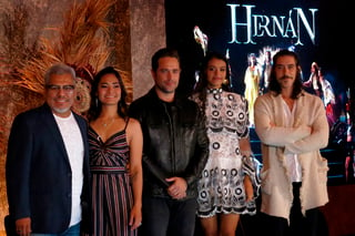 Durante presentación. Los actores de la serie Hernán, Dagoberto Gama, de izquierda a derecha, Mabel Cadena, Michel Brown, Ishbel Bautista y Óscar Jaenada. (AP)