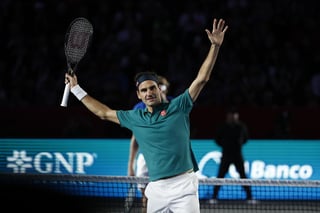 Federer hizo su cuarta parada en su gira por América Latina en México, país que fue testigo de un partido de exhibición del mejor tenista de la historia, en el cual resultó vencedor en tres sets de 3-6, 6-4 y 6-2. (EFE)