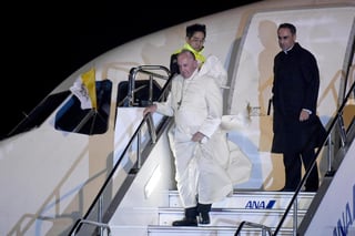 Después de su visita de tres días a Tailandia, el papa aterrizó en el aeropuerto internacional de Tokio. (EFE) 