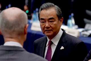 Wang aseguró que los políticos estadounidenses recorren el mundo desprestigiando a China. (AP)
