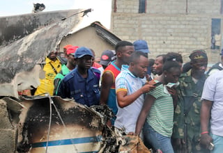 Al menos 17 pasajeros fallecieron este domingo en un accidente aéreo en la ciudad de Goma, en el noreste de la República Democrática del Congo (RDC), y al menos otras 9 personas lo hicieron cuando la aeronave se estrelló contra su vivienda. (AP)