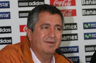 La afición de las Chivas de Guadalajara realizó este sábado un homenaje al recién fallecido empresario y dueño del club Jorge Vergara en el que recordaron su legado y sus logros deportivos. (ARCHIVO)