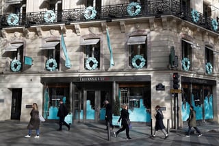 El conglomerado de marcas de lujo LVMH Moët Hennessy Louis Vuitton anunció este lunes un acuerdo definitivo para adquirir la joyería estadounidense Tiffany & Co., en una operación valorada en 14,700 millones de euros (16,200 millones de dólares). (EFE)
