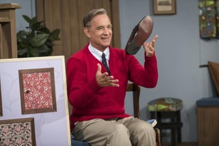 En una entrevista en una alfombra roja Tom Hanks se enteró de que es primo de Fred Rogers, leyenda de la televisión a quien interpreta en su nueva película. (ESPECIAL) 