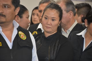 La líder opositora peruana Keiko Fujimori decidió guardar silencio el lunes durante un interrogatorio que forma parte de una investigación en su contra. (ARCHIVO) 