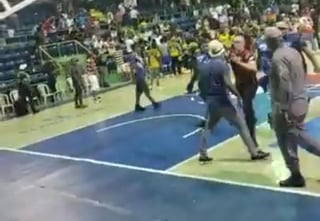 El árbitro internacional, Reynaldo Mercedes, perdió la paciencia luego de que un fanático se acercara para encararlo. (ESPECIAL)