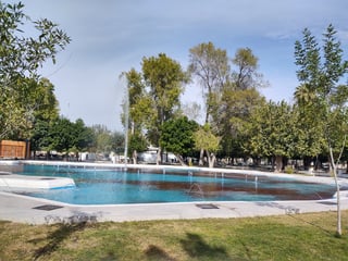 El Lago Coahuila, ubicado en el interior de la Alameda Zaragoza en Torreón, amaneció con pintura derramada en su interior. (IVÁN CORPUS)