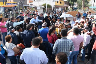Los habitantes de sectores al poniente de Torreón generaron desorden y conflictos con automovilistas que circulaban por la zona ayer por la mañana. Cerraron el bulevar Revolución y calle Cepeda. (FERNANDO COMPEÁN)