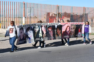 Diversos representantes de colectivos de mujeres marcharon a la Fiscalía Laguna 1 a protestar por la falta de justicia en feminicidios. (FERNANDO COMPEÁN)