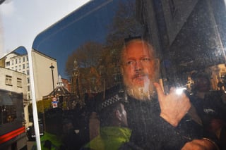 Médicos internacionales piden que Assange sea llevado a un hospital a fin de que sea evaluado y reciba la atención de especialistas. (ARCHIVO) 