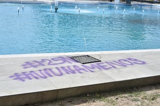 El piso del Lago Coahuila, ubicado al interior de la Alameda Zaragoza, fue pintado con el mensaje: '#25N #NiUnaMenos'. (ERNESTO RAMÍREZ)
