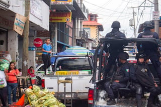 Elementos de la Secretaría de Seguridad Pública (SSP) reforzaron el dispositivo de seguridad en Uruapan, luego de un ataque contra agentes de la Policía Michoacán, ocurrido la víspera, donde una mujer que transitaba por la zona resultó herida. (ARCHIVO)