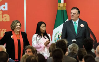Foro. Yalitza Aparicio (c), la presidenta de Inmujeres, Nadine Gasman (i), y el secretario de Relaciones Exteriores (SRE), Marcelo Ebrard. (EFE)