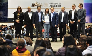 El gobernador de Durango, José Rosas Aispuro, entregó el apoyo del gobierno federal a más de 63 mil estudiantes. (CORTESÍA) 