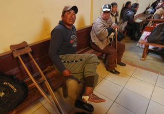 'No eran delincuentes', dice un letrero en el exterior de una iglesia en la ciudad boliviana de El Alto, que ha servido de morgue. (EFE) 