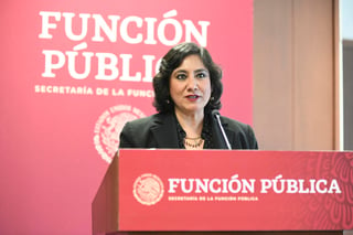 La secretaria de la Función Pública, Irma Eréndira Sandoval, durante la firma de un convenio de colaboración con INEGI.
