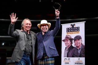 Juntos. Los cantautores españoles Joan Manuel Serrat, izquierda, y Joaquín Sabina, promueven su gira No hay dos sin tres. (AGENCIAS)