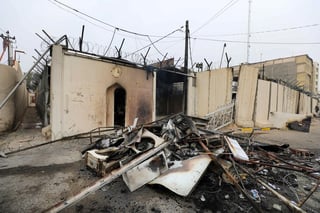 Los inconformes prendieron fuego al consulado iraní en la ciudad santa de Najaf el miércoles en la noche. El personal salió ileso y escapó del ataque por la puerta trasera. (EFE)