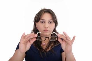 Sólo poco más de la mitad de las personas que consideran necesitar lentes o algún tipo de auxiliar visual acude de manera periódica a revisar su graduación. (ARCHIVO) 