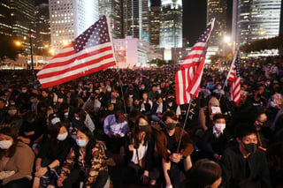 Se manifiestan en Hong Kong en agradecimiento a Estados Unidos por aprobar dos leyes en apoyo a las protestas. (EFE) 