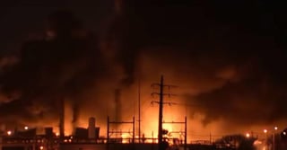 Más de 50,000 personas en el este de Texas seguían bajo una orden de desalojo obligatoria mientras sigue activo un incendio en una planta química. (ESPECIAL) 
