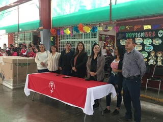 Las autoridades educativas acudieron a la escuela primaria federal Año de Las Américas a realizar la entrega de los apoyos. (DIANA GONZÁLEZ)