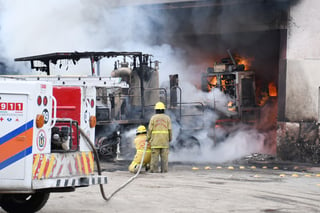 Aspectos del incendio registrado en el ejido Vilma, donde empezó a arder una empresa recicladora. (EL SIGLO DE TORREÓN)