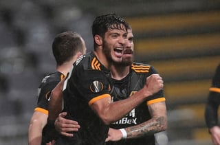 Raúl Jiménez celebra luego de marcar el primer tanto en el empate 3-3 del Wolverhampton ante Sporting Braga. (ESPECIAL)