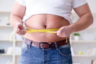 Los adultos mayores con sobrepeso y obesidad abdominal tienen mayor riesgo de desarrollar demencia. (ARCHIVO)